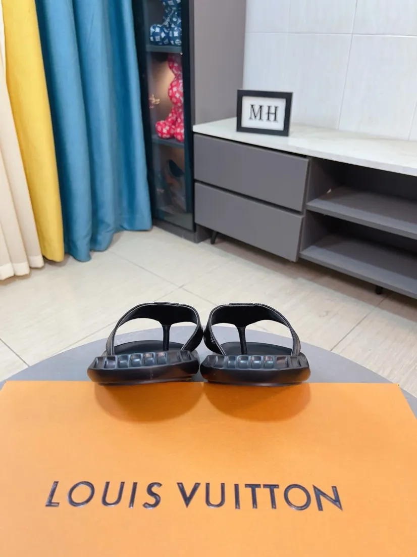 Men's shoes 💰260🌹🌹 (lv-Louis Vuitton) new men's sandals, high-end boutique, exquisite embossed logo decoration on the upper, fine workmanship, super soft soles, casual, loose and comfortable, a must-have in summer! \nsize：38-44